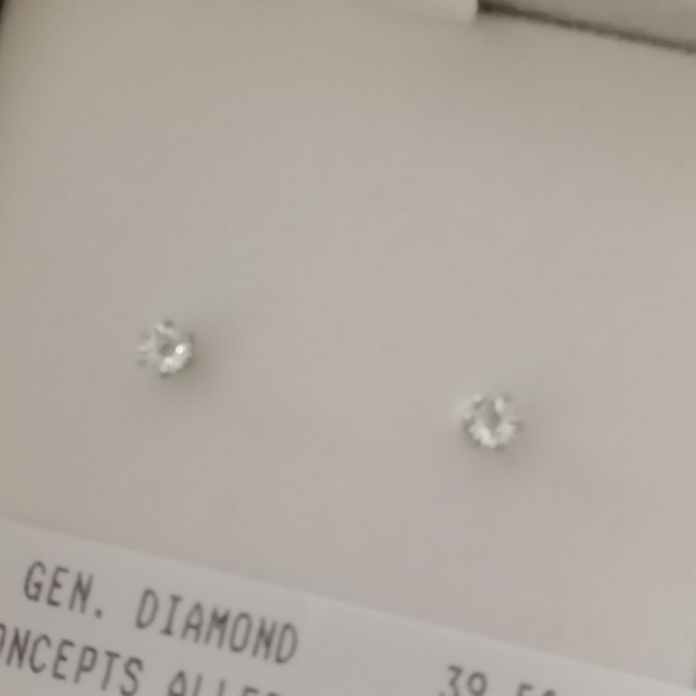 Gen. Diamond small stud earrings - Picture 2 of 6